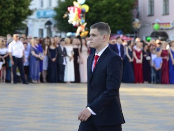 На пороге взрослой жизни: в Ельце более 300 выпускников простились со школой На пороге взрослой жизни: в Ельце более 300 выпускников простились со школой