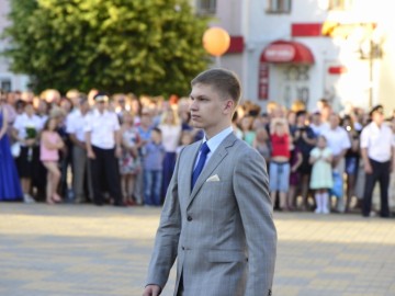На пороге взрослой жизни: в Ельце более 300 выпускников простились со школой На пороге взрослой жизни: в Ельце более 300 выпускников простились со школой