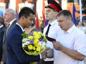 На пороге взрослой жизни: в Ельце более 300 выпускников простились со школой На пороге взрослой жизни: в Ельце более 300 выпускников простились со школой