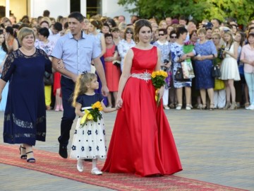 На пороге взрослой жизни: в Ельце более 300 выпускников простились со школой На пороге взрослой жизни: в Ельце более 300 выпускников простились со школой