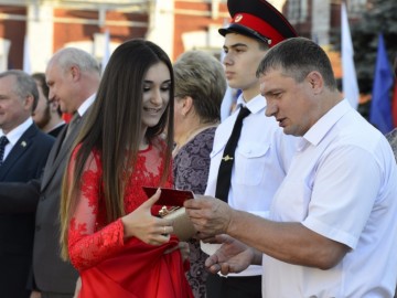 На пороге взрослой жизни: в Ельце более 300 выпускников простились со школой На пороге взрослой жизни: в Ельце более 300 выпускников простились со школой