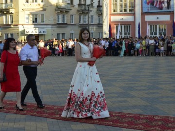 На пороге взрослой жизни: в Ельце более 300 выпускников простились со школой На пороге взрослой жизни: в Ельце более 300 выпускников простились со школой