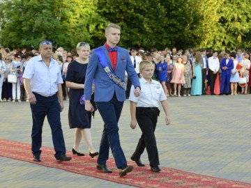На пороге взрослой жизни: в Ельце более 300 выпускников простились со школой На пороге взрослой жизни: в Ельце более 300 выпускников простились со школой