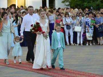 На пороге взрослой жизни: в Ельце более 300 выпускников простились со школой На пороге взрослой жизни: в Ельце более 300 выпускников простились со школой
