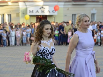 На пороге взрослой жизни: в Ельце более 300 выпускников простились со школой На пороге взрослой жизни: в Ельце более 300 выпускников простились со школой
