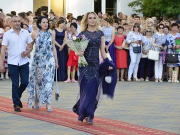 На пороге взрослой жизни: в Ельце более 300 выпускников простились со школой На пороге взрослой жизни: в Ельце более 300 выпускников простились со школой