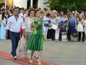На пороге взрослой жизни: в Ельце более 300 выпускников простились со школой На пороге взрослой жизни: в Ельце более 300 выпускников простились со школой
