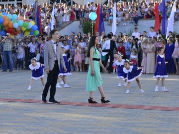 На пороге взрослой жизни: в Ельце более 300 выпускников простились со школой На пороге взрослой жизни: в Ельце более 300 выпускников простились со школой