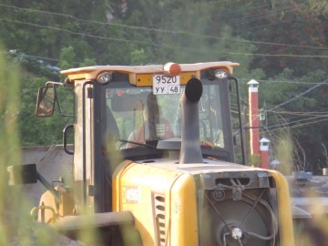 Несанкционированная свалка в центре города Ельца, возле ДК Эльта продолжает "функционировать"!