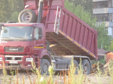 Несанкционированная свалка в центре города Ельца, возле ДК Эльта продолжает "функционировать"!