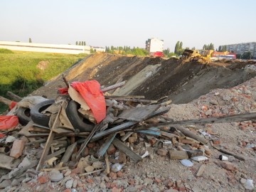 Несанкционированная свалка в центре города Ельца, возле ДК Эльта продолжает "функционировать"!