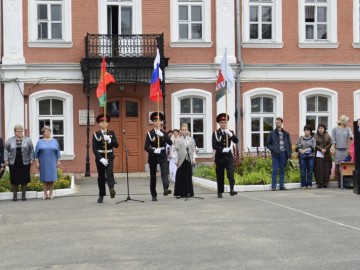День знаний в Ельце начался торжественными линейками
