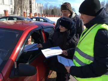 Студенты Елецкого лицея сферы бытовых услуг и сотрудники ГИБДД призывают водителей не забывать о ремнях безопасности