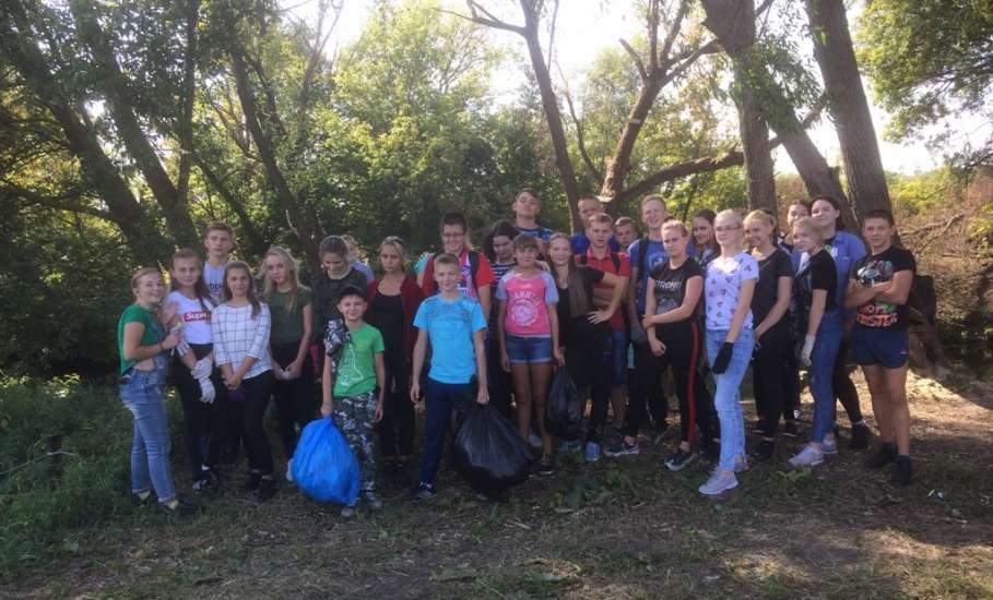 Школьники Елецкого района приняли участие в месячнике по благоустройству с расчисткой захламлённых берегов водных объектов от мусора