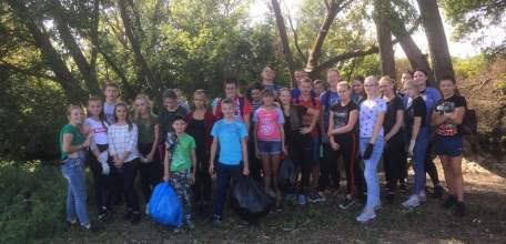 Школьники Елецкого района приняли участие в месячнике по благоустройству с расчисткой захламлённых берегов водных объектов от мусора