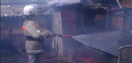 В Ельце произошло загорание надворной постройки