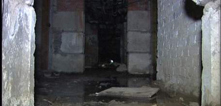 Жильцы дома №22 по улице Дзержинского в Ельце жалуются на протечки в крыше и порывы канализации в подвале