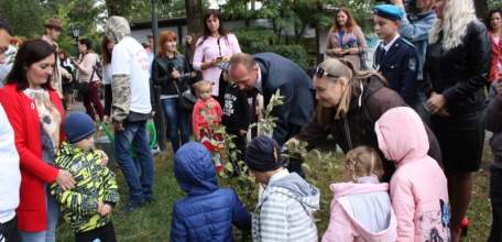 В Ельце прошла акция посадки деревьев &laquo;Яблоневый сад&raquo;