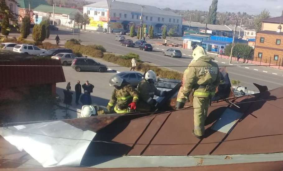 В Ельце на улице Орджоникидзе произошло загорание кровли дома
