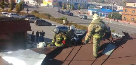 В Ельце на улице Орджоникидзе произошло загорание кровли дома