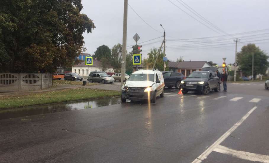 В Ельце на перекрёстке улиц Яна Фабрициуса и Орджоникидзе произошло ДТП