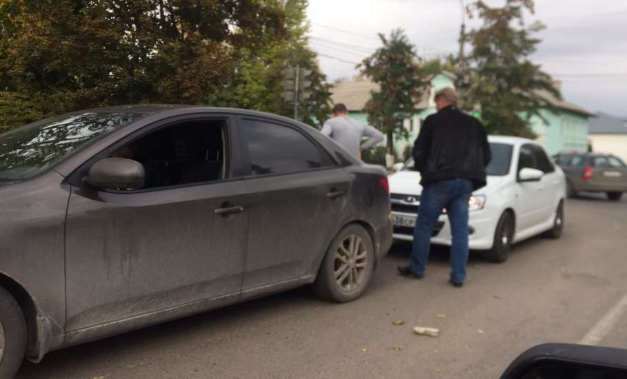 В Ельце на перекрёстке улиц Коммунаров и Героев произошло ДТП