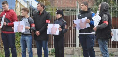 Представители ГИБДД и Добровольной молодёжной дружины города Ельца провели акцию &laquo;Лайк водителю&raquo;