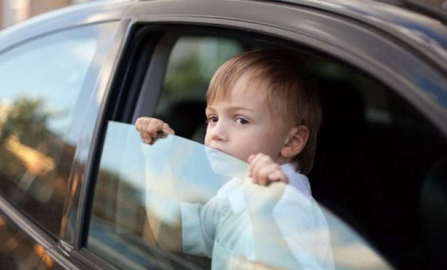 Оставлять ребёнка младше 7 лет одного в машине на время её стоянки запрещено!