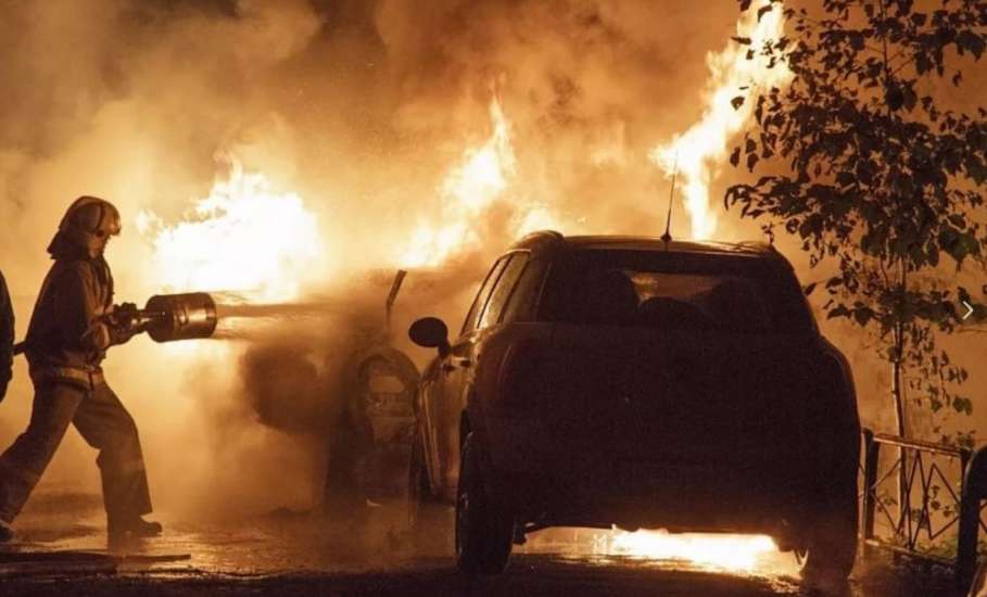 Ночью в Ельце на улице Королёва произошло загорание двух автомобилей