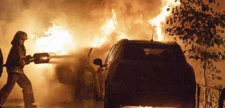 Ночью в Ельце на улице Королёва произошло загорание двух автомобилей