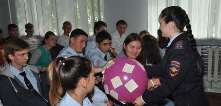 Сотрудники Госавтоинспекции провели со студентами Елецкого железнодорожного техникума необычное профилактическое мероприятие «Краш-курс»