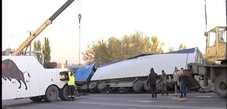 В Ельце 40-тонный грузовик после ДТП извлекали два автокрана и два эвакуатора