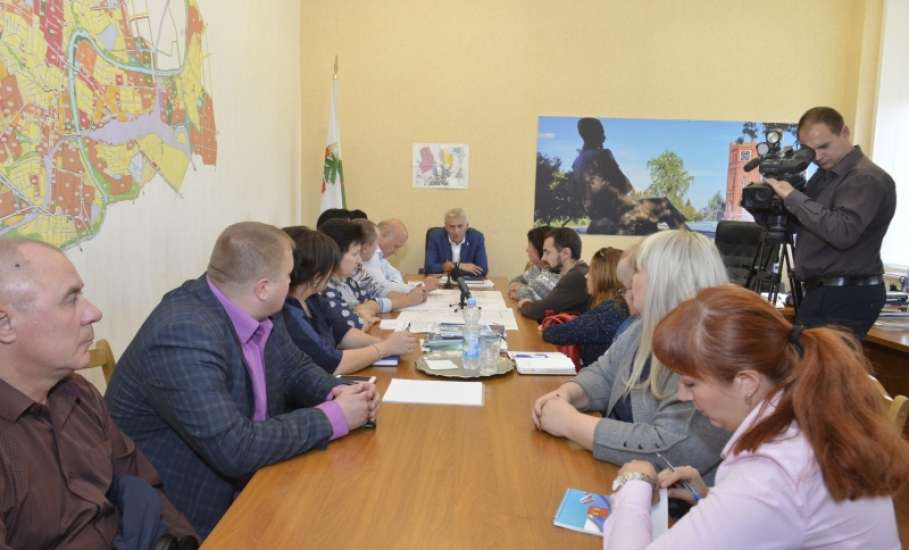 Исполняющий обязанности главы Ельца Дмитрий Попов призвал работодателей провести срочную вакцинацию сотрудников