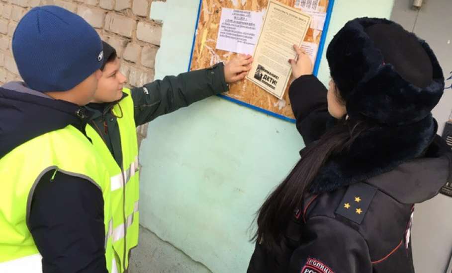 «Дворовые патрули» разъясняют ельчанам правила дорожной безопасности в жилой зоне
