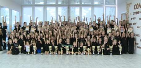 17 кубков фестиваля «Гравитация» пополнили копилку наград студии современного танца «Солнышко»