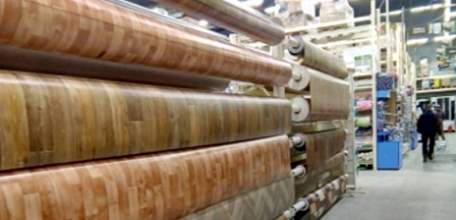 В гипермаркете &laquo;Порядок&raquo; на продавца упал рулон линолеума