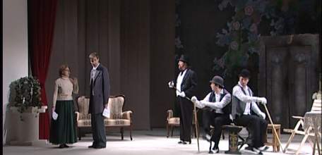 В театре идут репетиции спектакля «Красавец-мужчина»