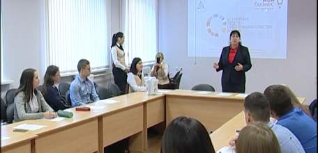 В Ельце сотрудники МФЦ провели открытый урок для старшеклассников школы № 12.