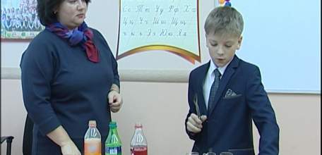 В гимназии №11 вред газировки доказывают с помощью химических опытов