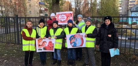 Юные инспекторы дорожного движения и сотрудники Госавтоинспекции поздравили женщин-водителей с наступающим Днём матери