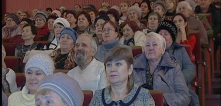 С Днём матери поздравляли ельчанок со сцены Городского дворца культуры