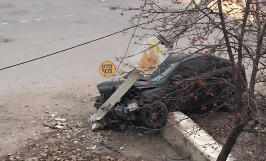 В Ельце автомобиль снёс столб и влетел на бетонный блок