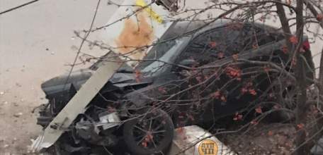 В Ельце автомобиль снёс столб и влетел на бетонный блок