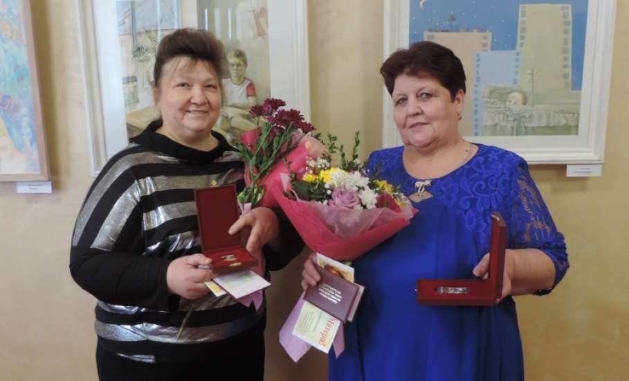 Почетным знаком «Слава Матери» удостоены многодетные матери из города Ельца