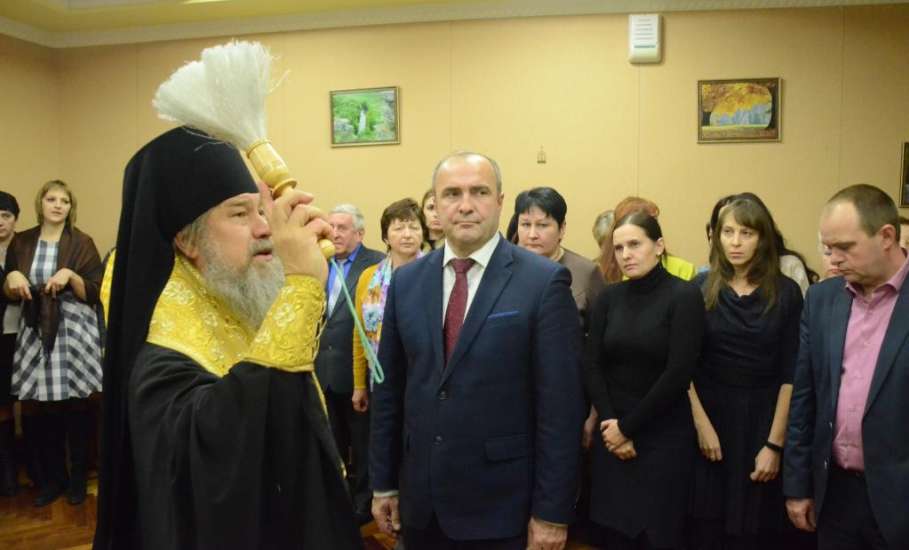 Епископ Максим освятил здание администрации Елецкого района