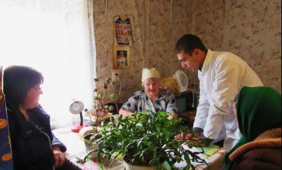 Социальные и медицинские работники анкетируют жителей Липецкой области старше 65 лет