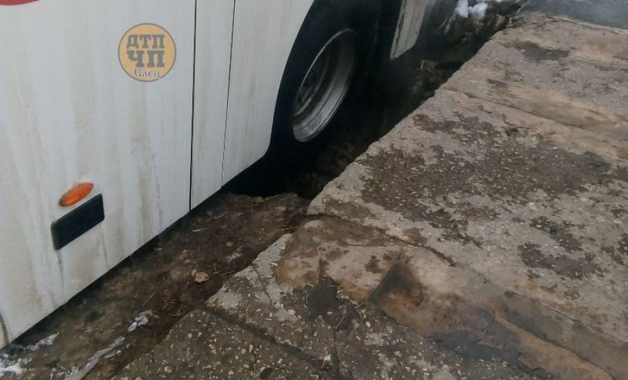 В Ельце автобус провалился в городскую теплотрассу