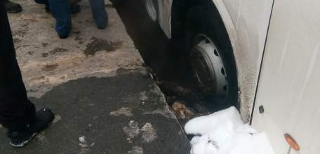 В Ельце автобус провалился в городскую теплотрассу