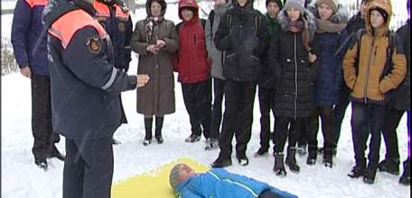 Сотрудники МЧС рассказали школьникам о правилах поведения на водных объектах в зимний период