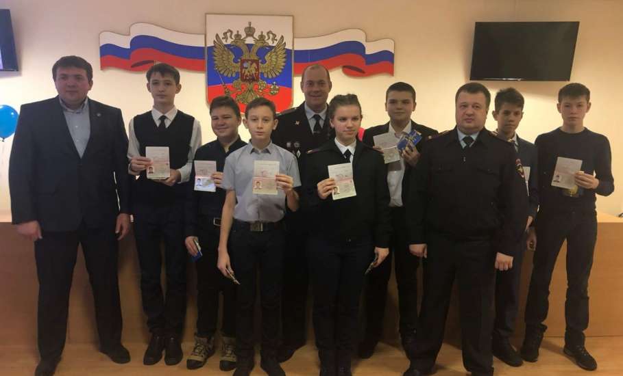 В городе Ельце в День Конституции состоялось торжественное вручение паспортов новым гражданам Российской Федерации
